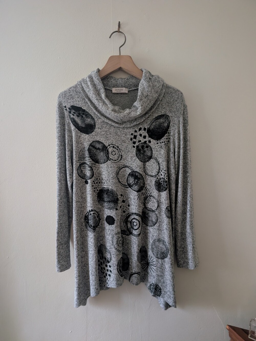 Jess & Jane Abstract Circle Print Cowl Neck Tunic Sweater Gray Black S